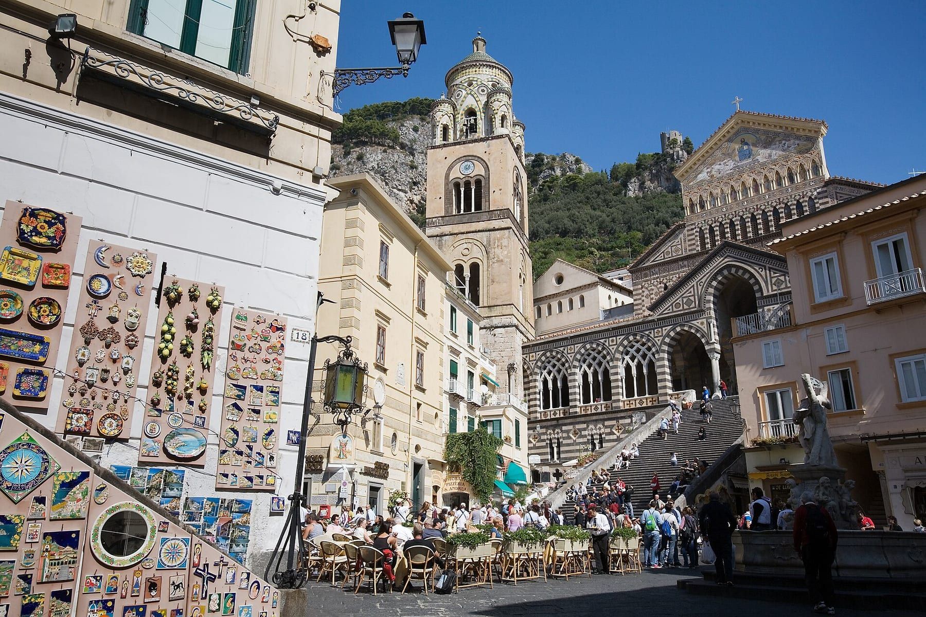 Amalfi gezien vanaf de pier: de minivantours vanuit Napels geven je hier ongeveer een uur vrije tijd