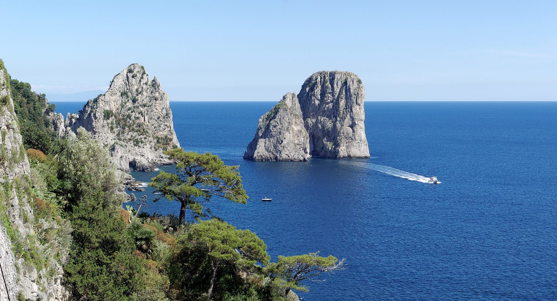 De Faraglioni van Capri gezien vanaf zee op een heldere dag