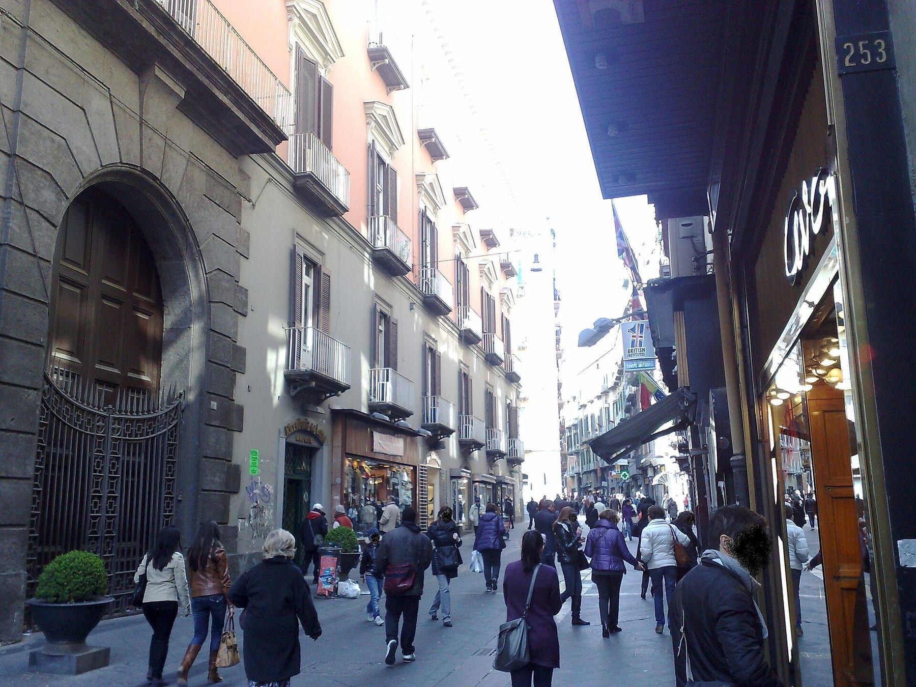 夜のキアイア。piazza dei Martiri と via Bisignano の間のバレッティが通りを埋めます
