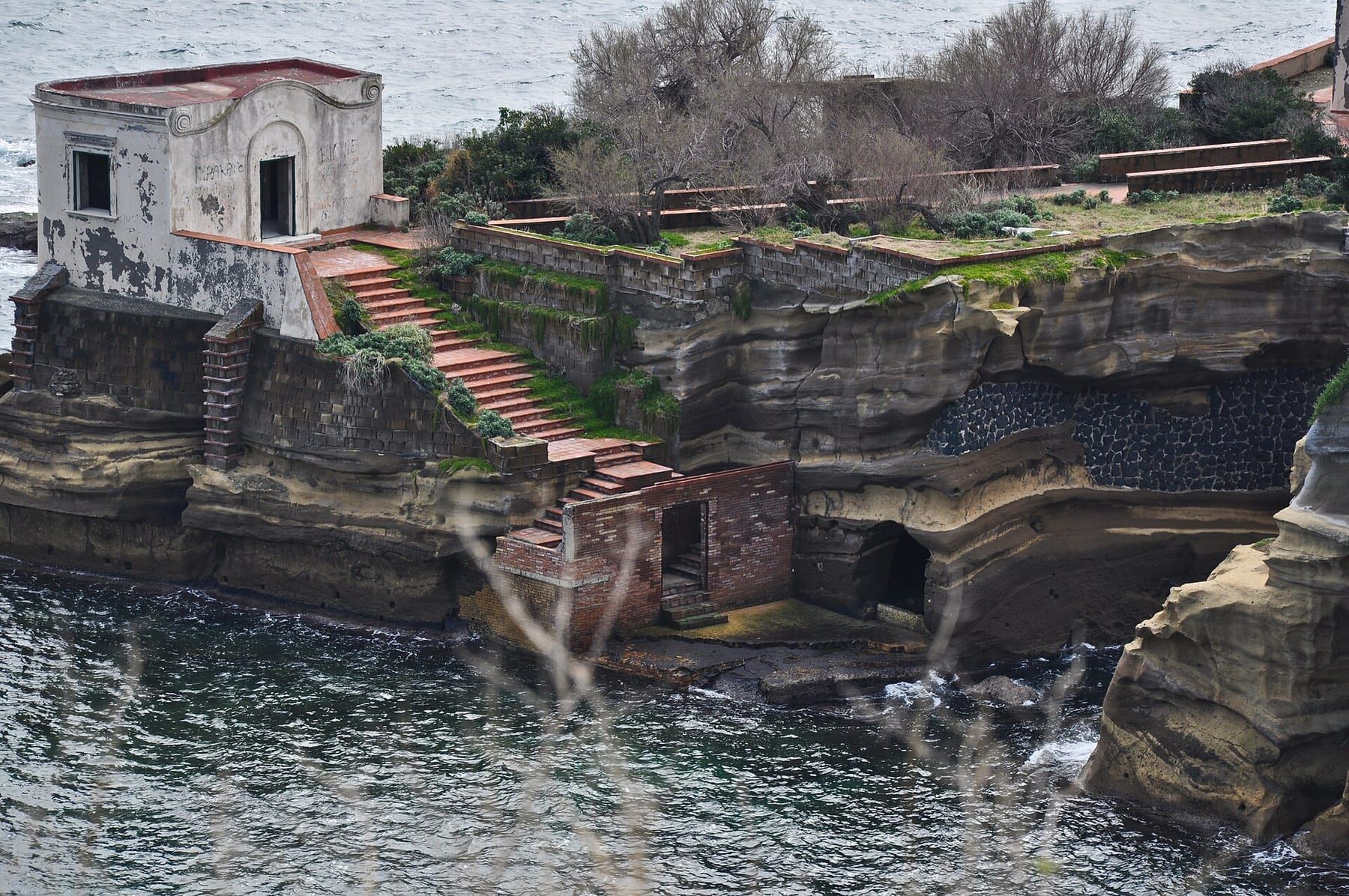 ポジリポの海岸から見たガイオラの小島と、海中公園の海