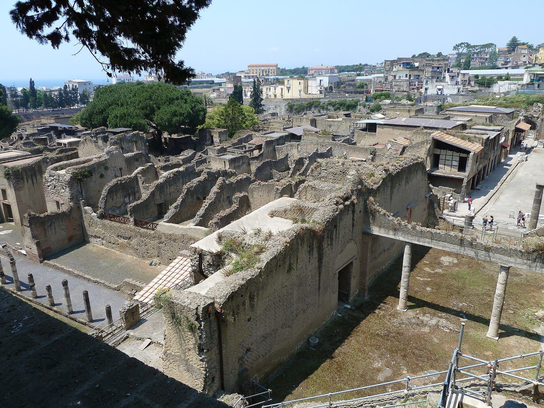 Le case a più piani degli Scavi di Ercolano con la città moderna e il Vesuvio alle spalle
