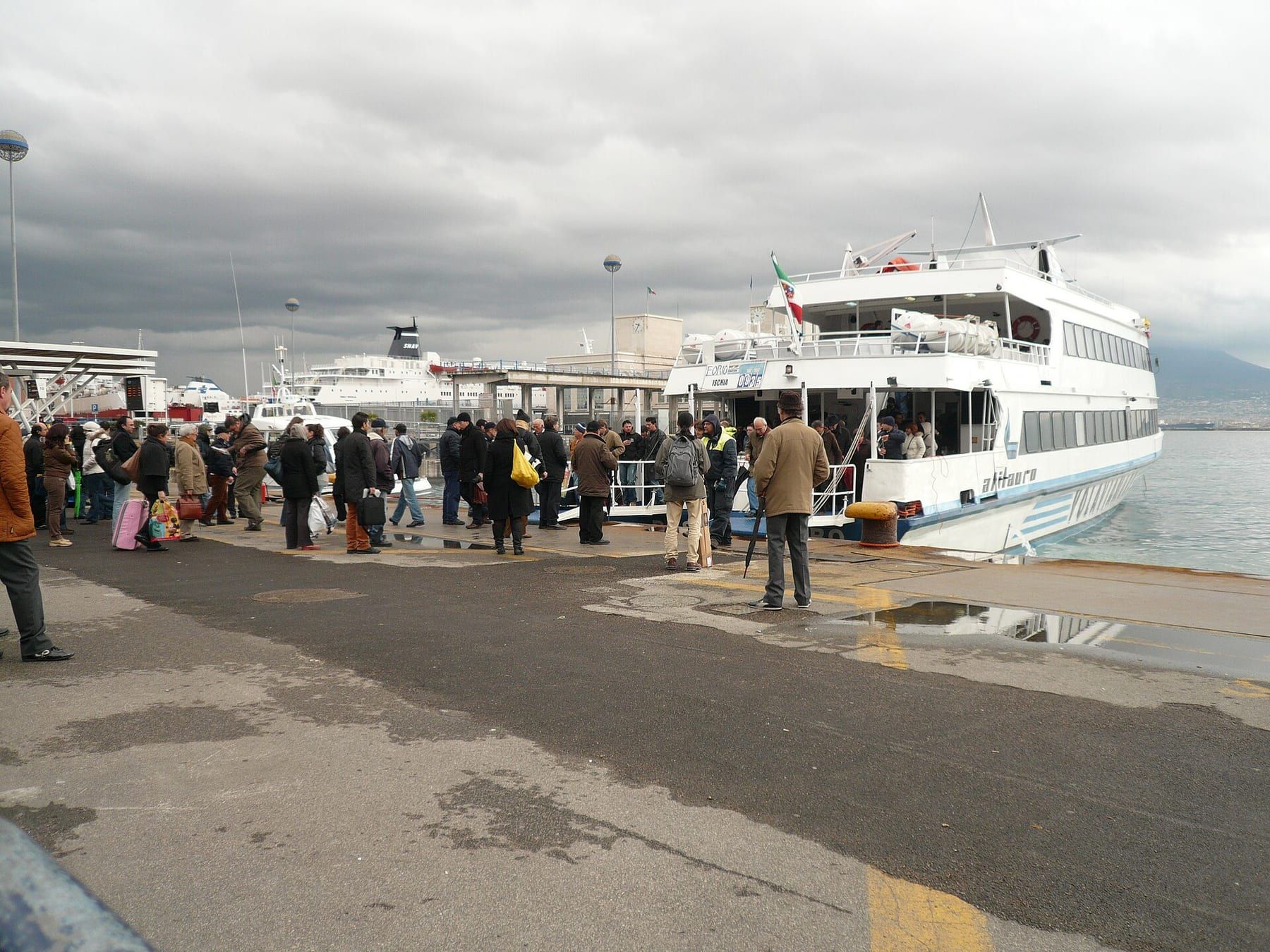 O Molo Beverello: daqui partem os hidrofólios para Capri, Ischia e Procida
