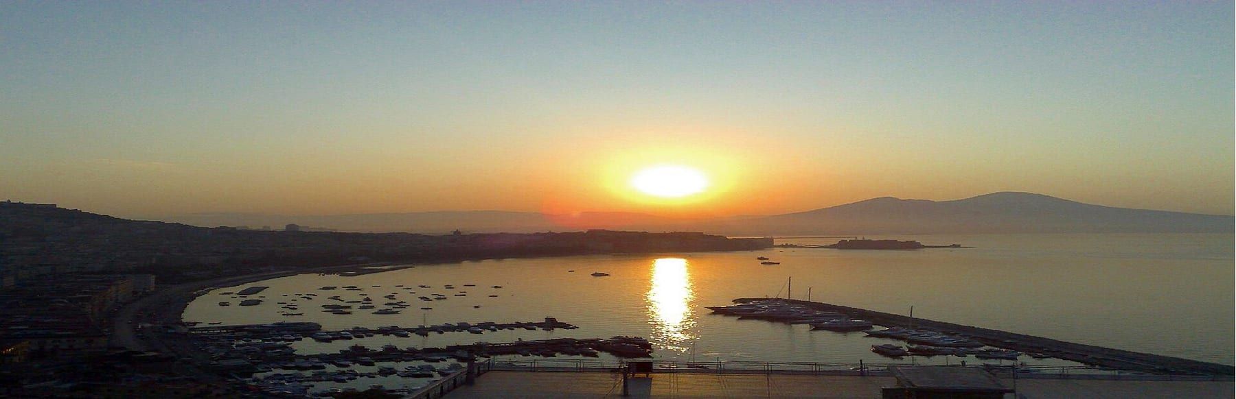 Il golfo di Napoli con il Vesuvio sullo sfondo