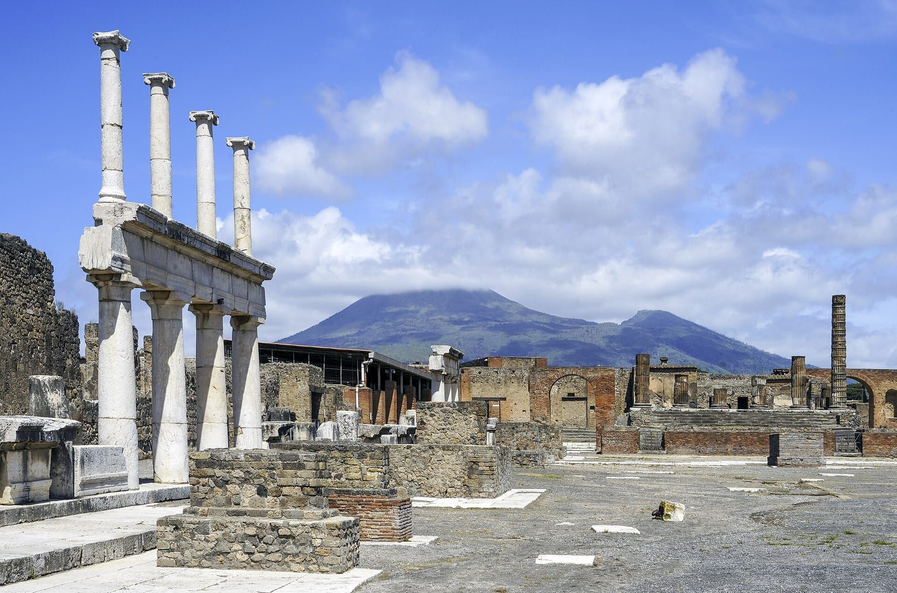 O Fórum de Pompeia com o Vesúvio ao fundo: da estação Pompei Scavi à entrada de Porta Marina bastam dois minutos
