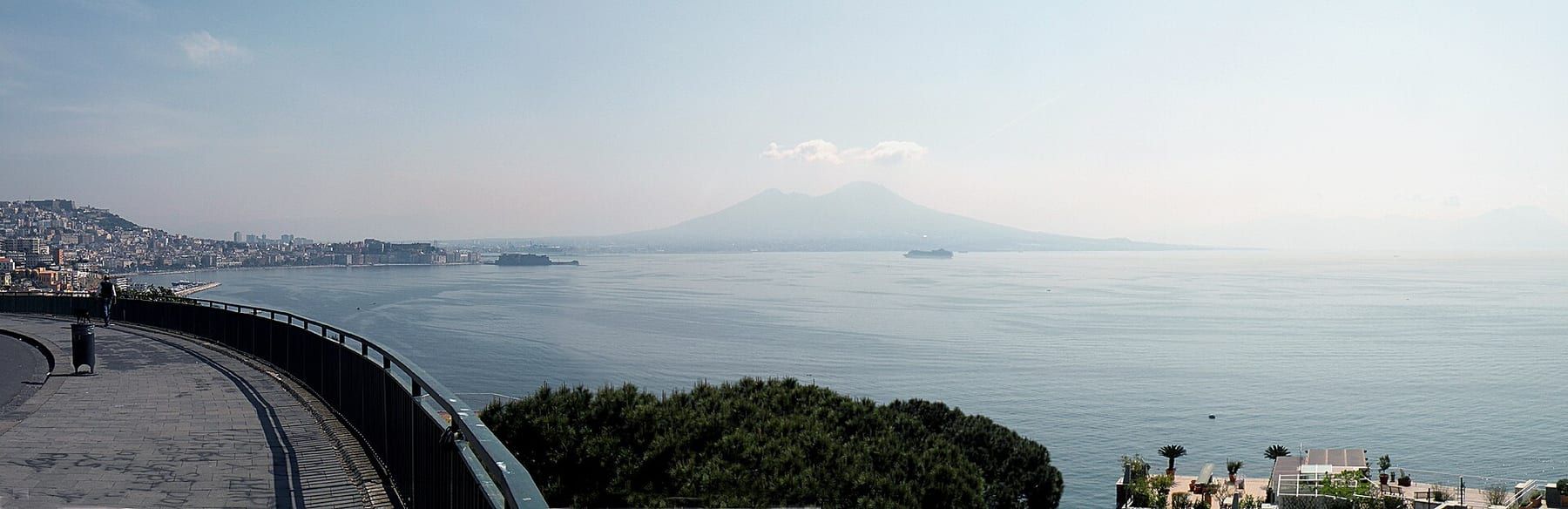 上から見た via Posillipo。海水浴場は道路の下にあり、階段とエレベーターで下ります