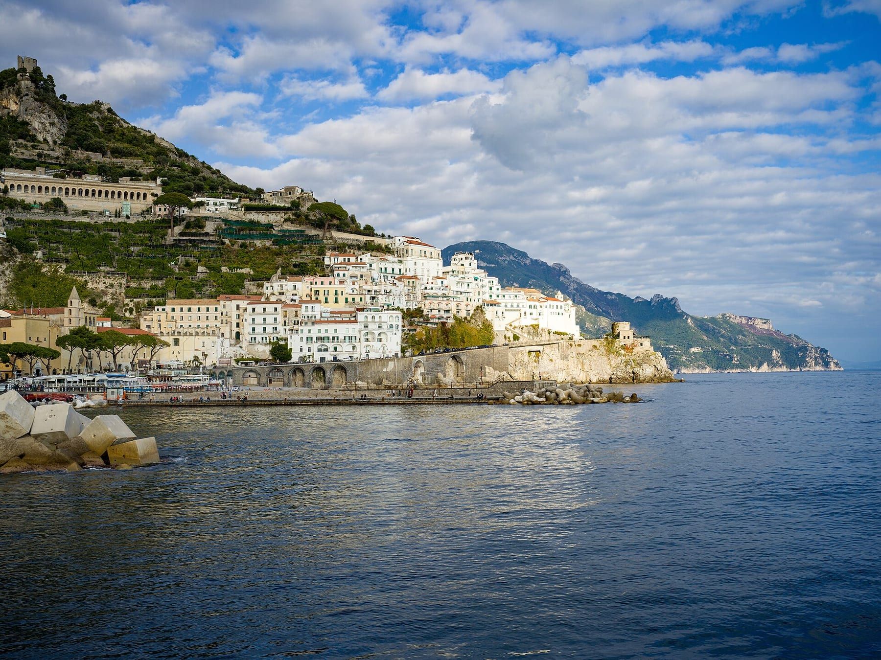 Positano gezien vanaf zee, met de trapsgewijs gebouwde huizen aan de Amalfikust