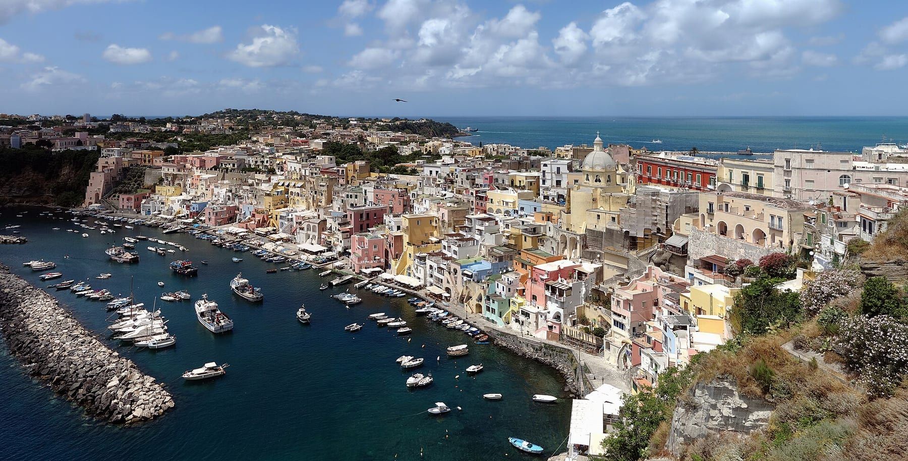 Le case colorate della Marina Corricella a Procida viste dalla Terra Murata