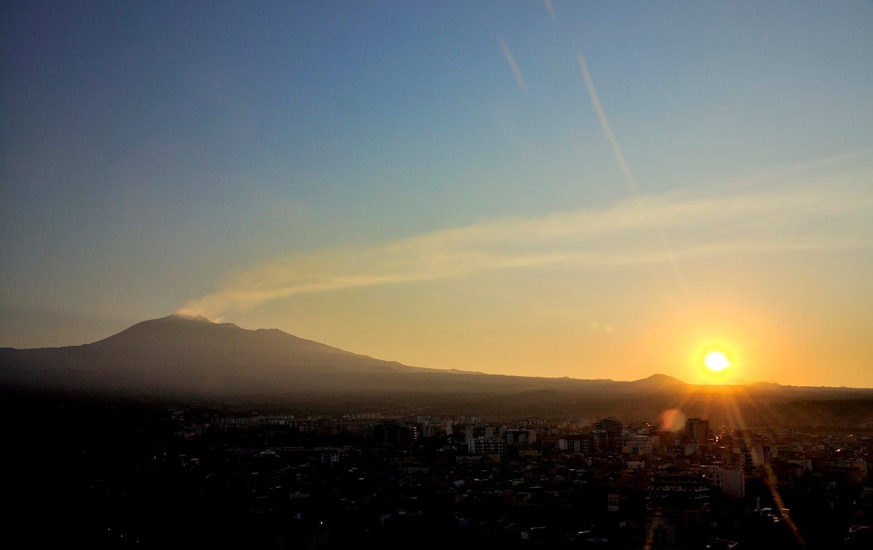 Il bordo del cratere del Vesuvio con il Golfo di Napoli sullo sfondo